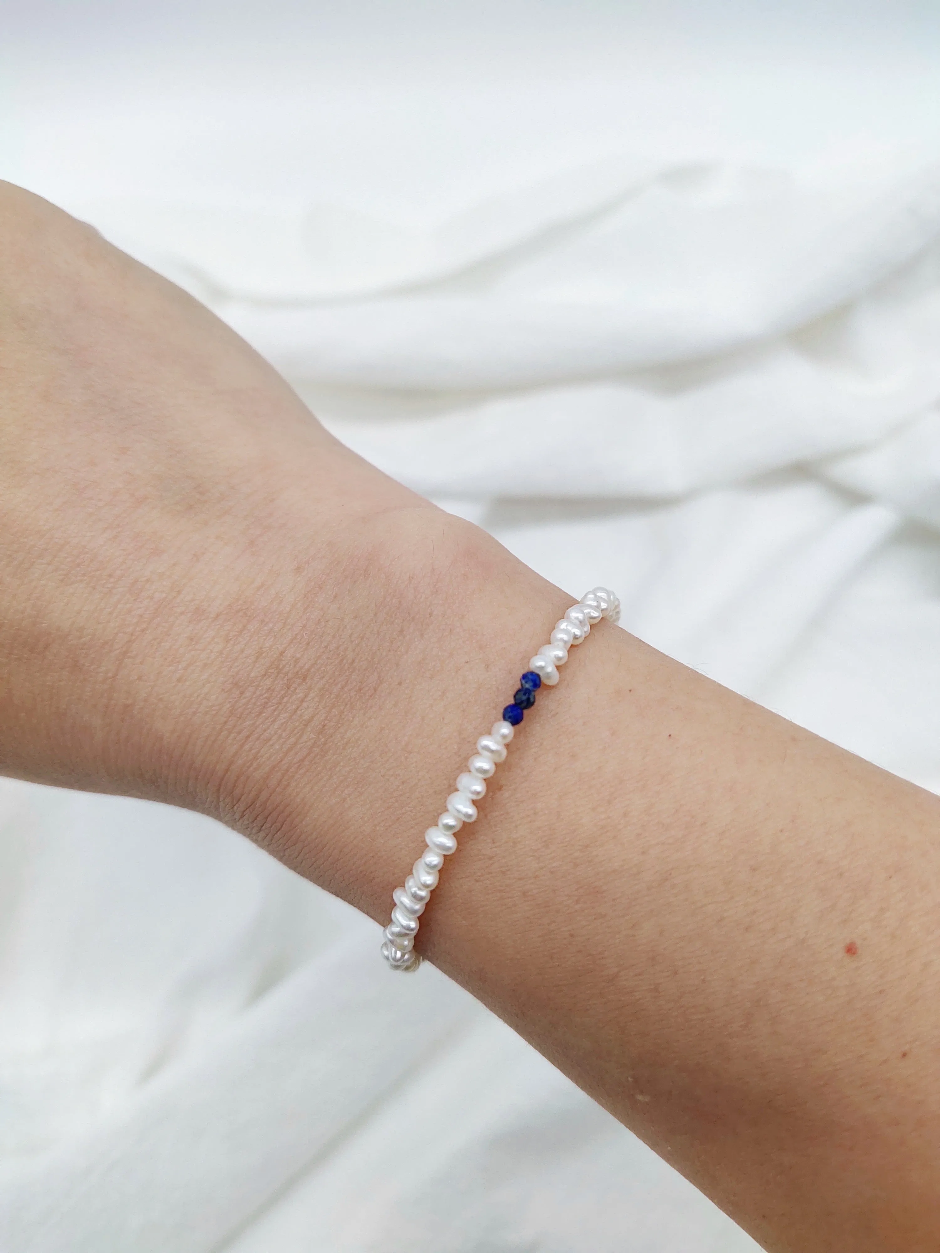 MINI FRESHWATER KESHI PEARL BRACELET WITH NATURAL LAPIS LAZULI